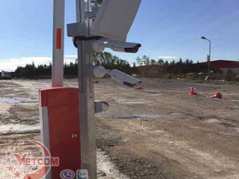 HỆ THỐNG QUẢN LÝ VỚI ĐẦU ĐỌC THẺ TỪ XA 10-15M KẾT HỢP CAMERA